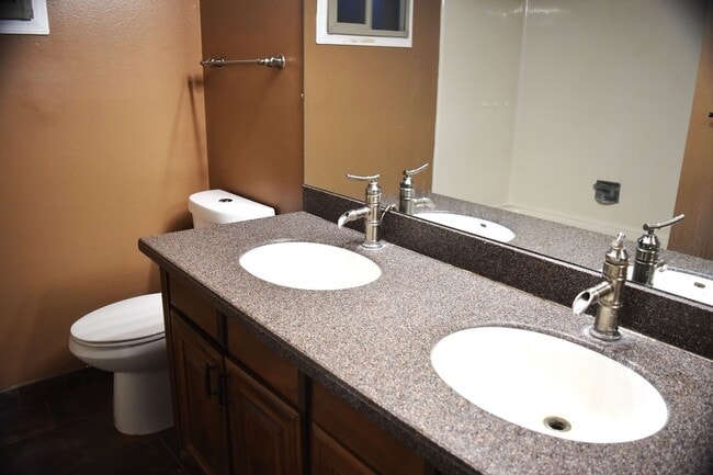 Building Photo - Awesome 5 Bed 2 Bath Home at ASU