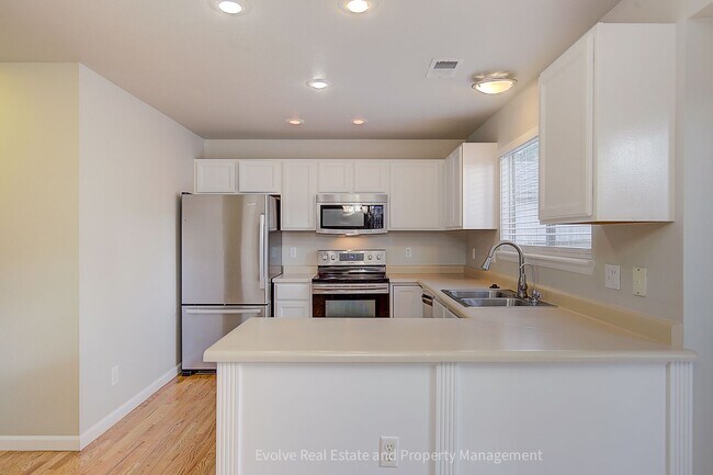 Building Photo - 9641 Cove Creek Dr
