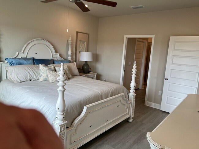 Building Photo - AVAILABLE IN NOVEMBER - Don't miss this op...