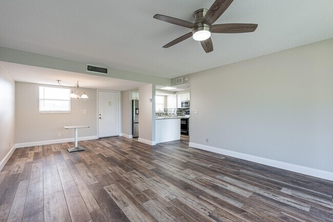 Building Photo - 729 Lori Dr