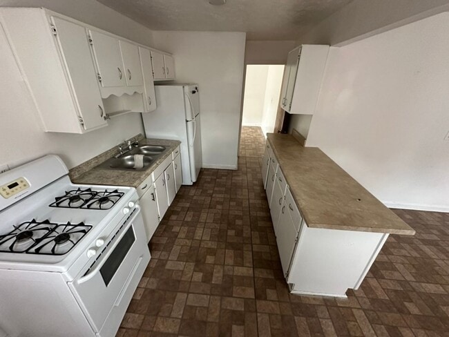 Building Photo - 3 Bed/ 1.5 Bath