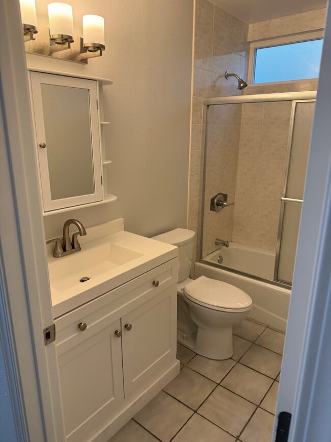 Building Photo - Beautifully remodeled home - Must see!   1...