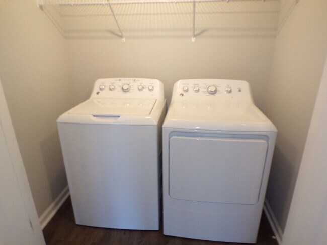 Building Photo - 4 Bedroom Townhome Located In Allenwood