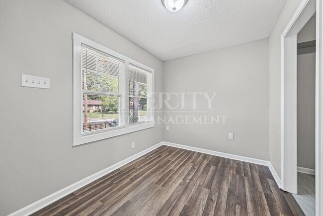 Building Photo - Big 4 bedroom, 1-Bathroom Home In Frayser!...