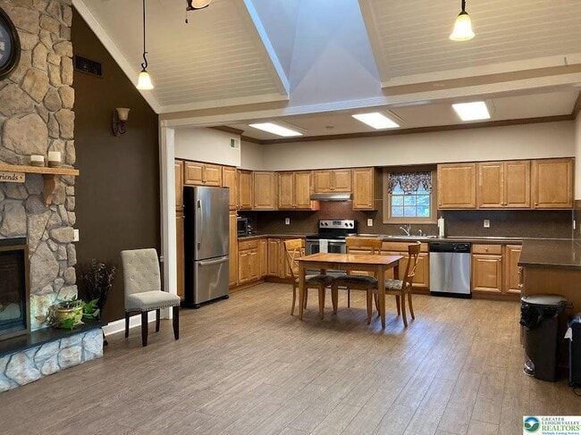 Building Photo - 1963 Delancey St