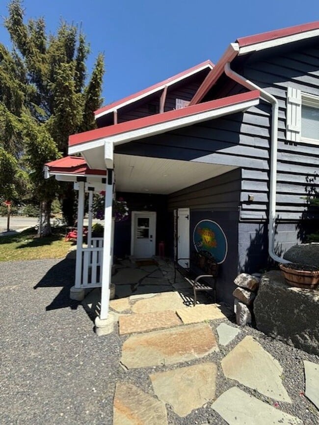 Building Photo - Live in the heart of Roslyn, walk to shops dining and trailheads!