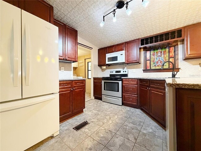 Building Photo - 7139 Alamanda Blvd W