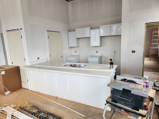 Building Photo - Beautifully remodeled 2 Bed + office apart...