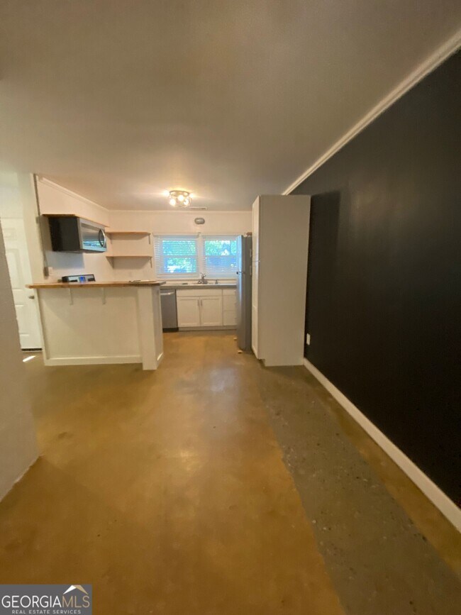 Building Photo - 170 Griffeth St