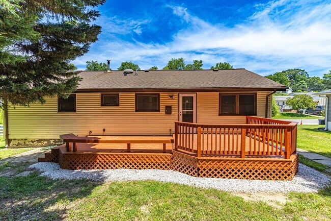 Building Photo - Charming 3+ BR single family home available now