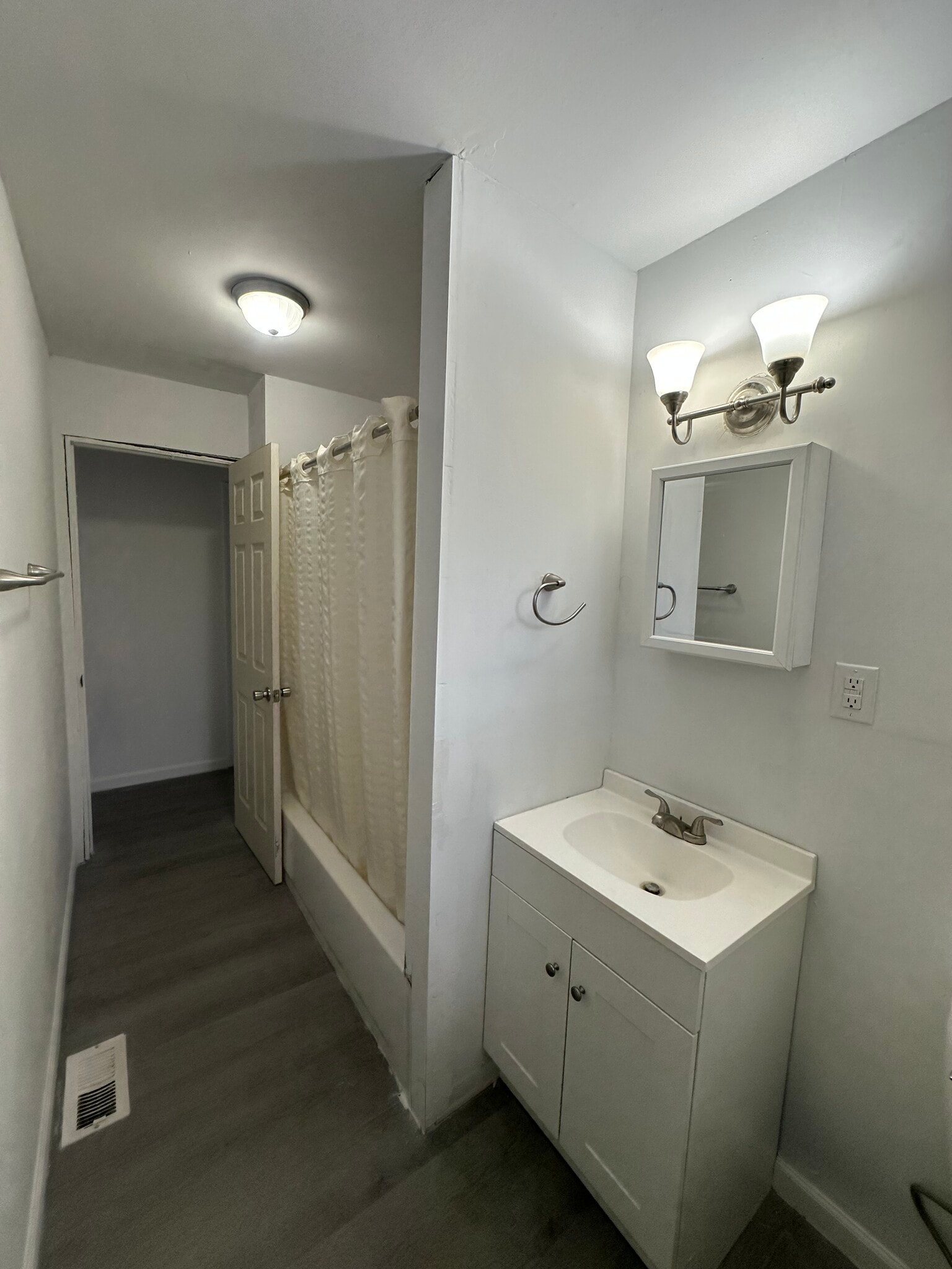 Building Photo - 991 Deerfield Ct