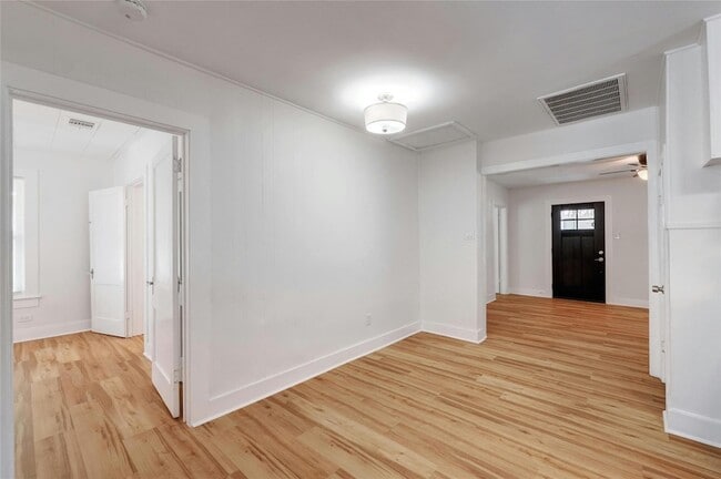 Building Photo - 1102 Hackberry St