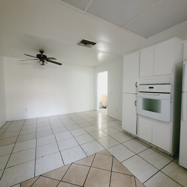 Building Photo - 4424 N 53rd Ln