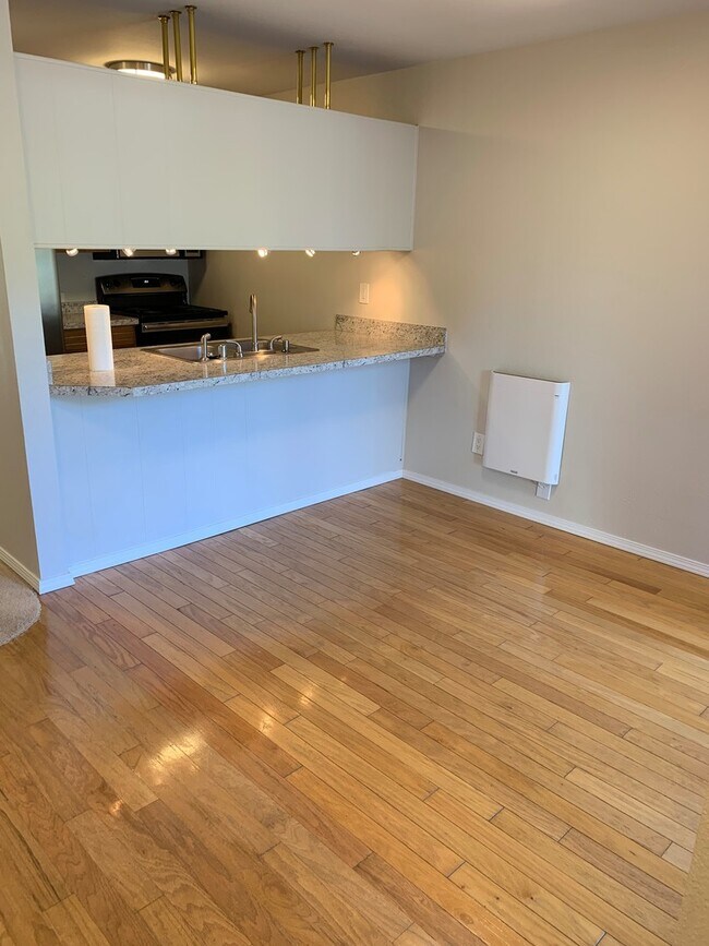 Building Photo - LakeView, Mount lake terrace - 2 bed 1.5 b...