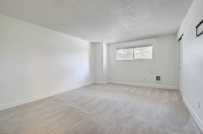 Building Photo - Affordable Two Bed w/ Garage in heart of Bend