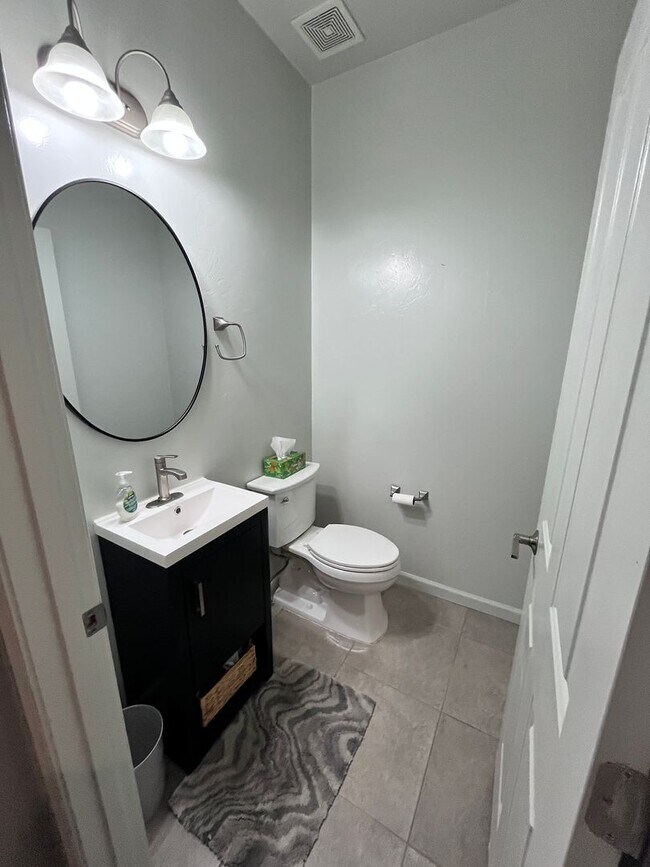 Building Photo - Central- FURNISHED 4 bedroom/ 3 bathroom h...