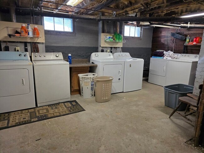 Building Photo - 2 Hillside St