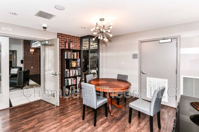 Building Photo - 1021 N Garfield St