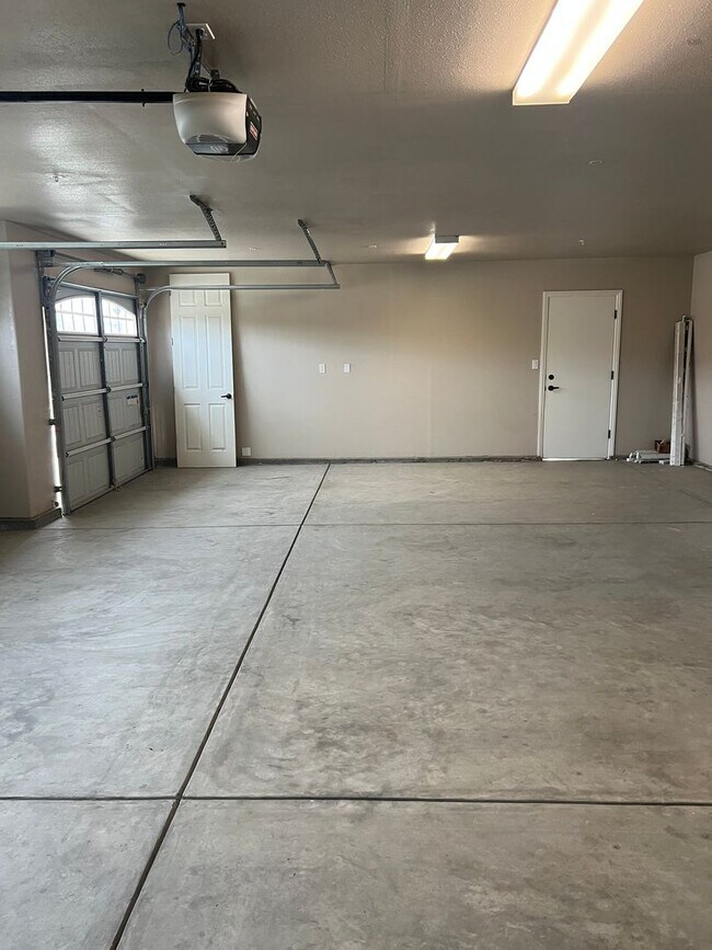 Building Photo - Beautiful Family Home