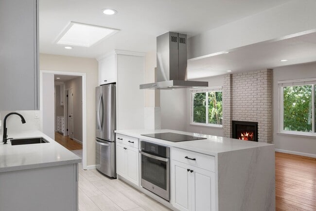 Building Photo - Spacious Menlo Park Retreat with 6 Bedroom...