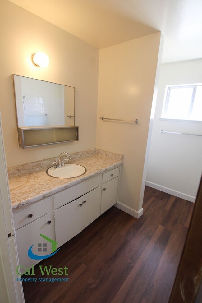 Building Photo - $2,095 1 Bedroom 1 Bath Upstairs Apartment in 4 Plex