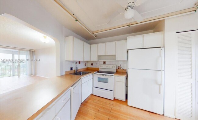 Building Photo - 1780 NE 191st St