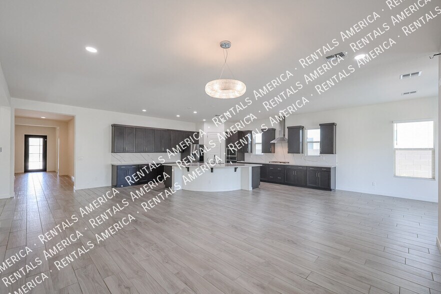 Building Photo - 1530 E San Carlos Way