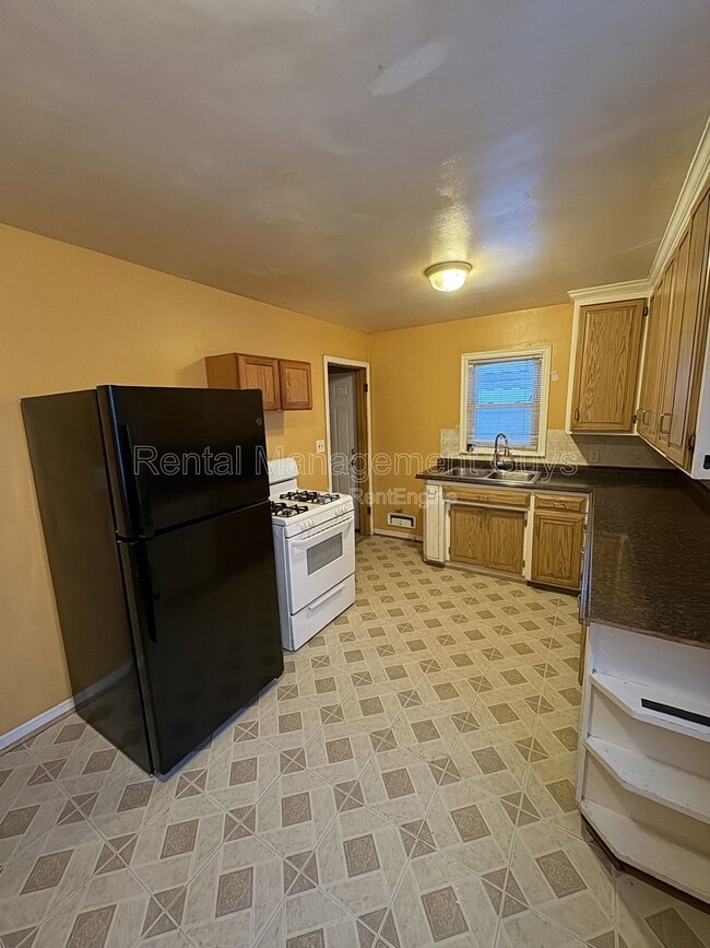 Building Photo - 1905 N 44th Ave