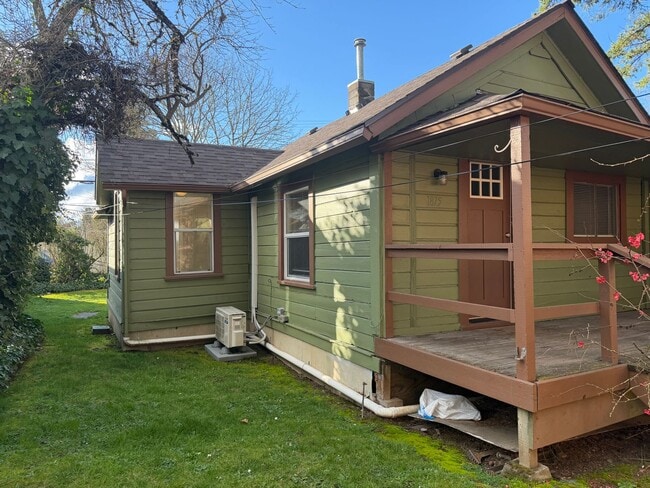 Building Photo - 2 bedroom 1 bathroom house - Close to Campus!