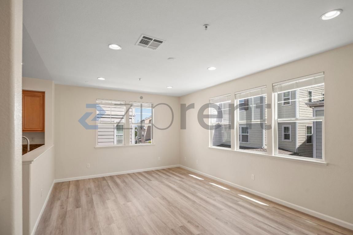 Building Photo - Unit