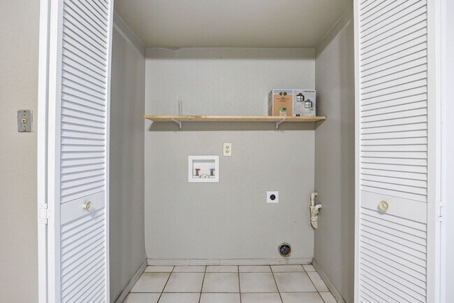 Building Photo - Cute Townhouse in the Heart of Norman, just minutes from OU!
