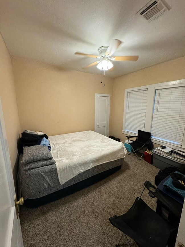 Building Photo - Cute and private....