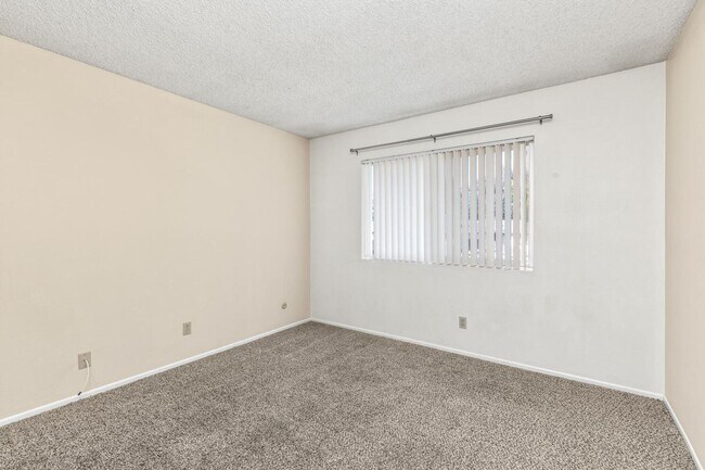 Building Photo - Move-in Ready Condo!