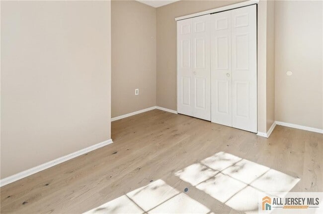 Building Photo - 10 Brookline Ct