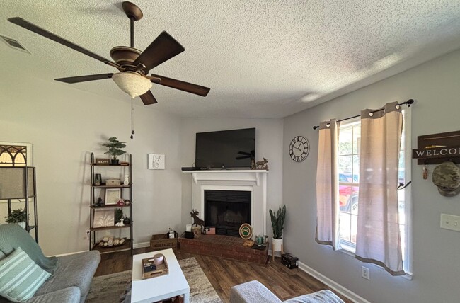 Building Photo - FOR RENT