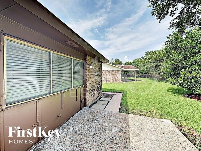 Building Photo - 2211 Fairgreen Dr