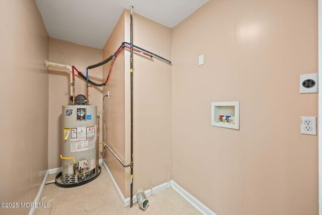 Building Photo - 143 Center Ave