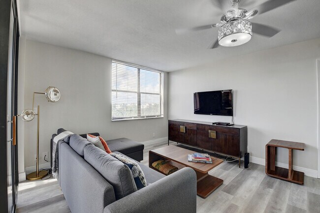 Building Photo - 600 Egret Cir