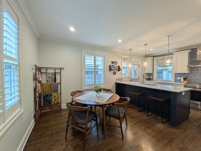 Building Photo - 2741 Lincolnwood Dr
