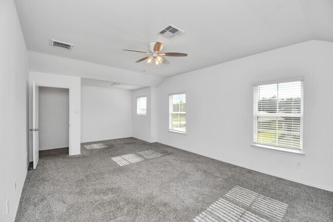 Building Photo - 5443 Pinetree Cres Ln