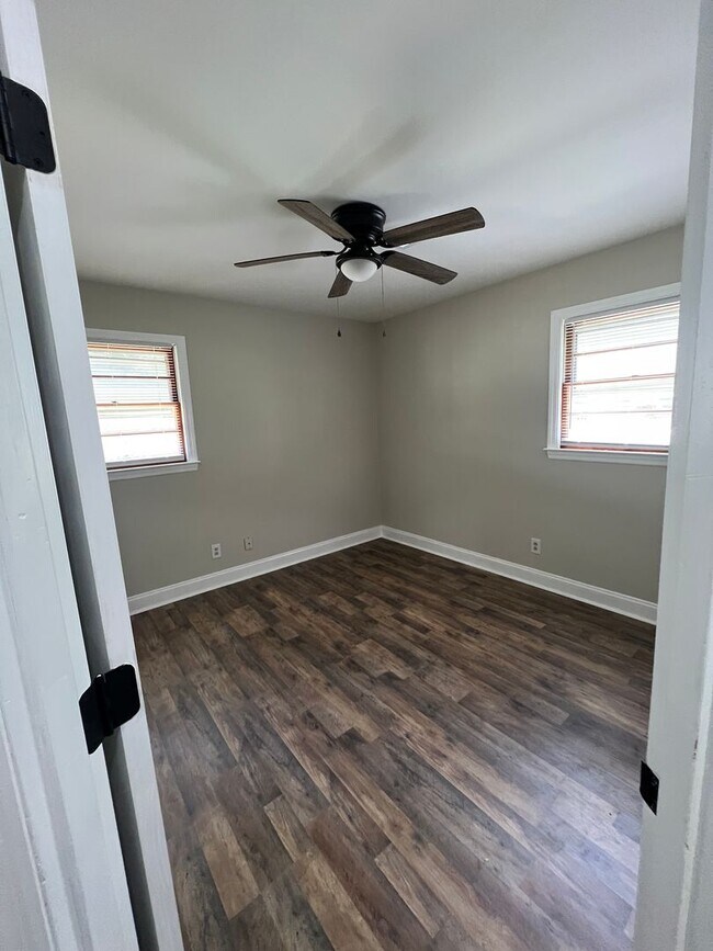 Building Photo - 836 White Oak Dr