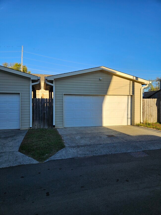 Building Photo - 1911 9th Ave N