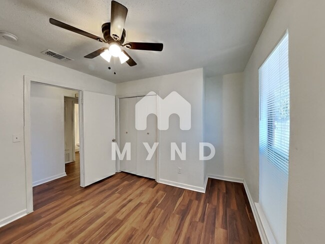 Building Photo - 1215 Hyridge St