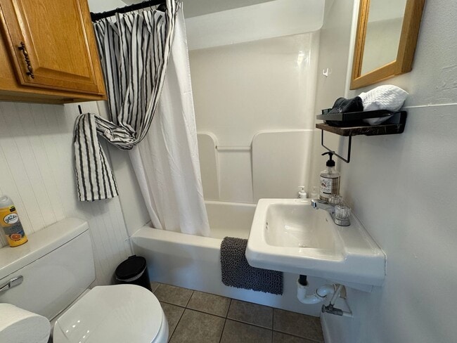 Building Photo - 1 Bedroom, 1 Bath Furnished Apartment in Branford