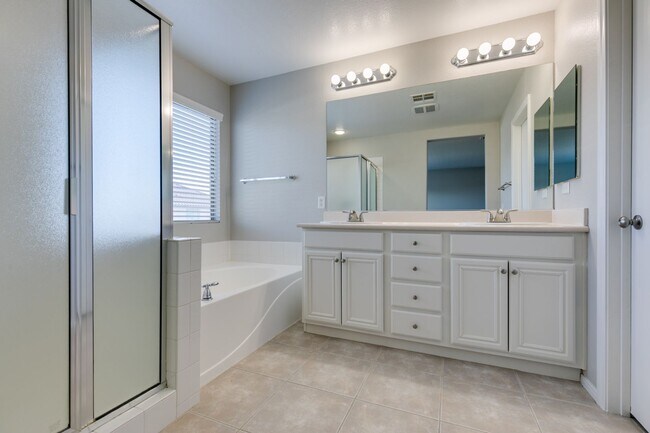 Building Photo - 3 bedroom + Den! Ready for immediate move ...