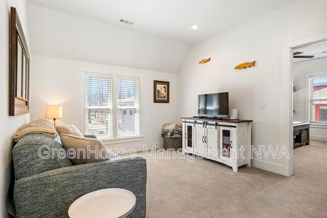 Building Photo - 636 SW B St