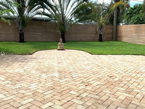 Building Photo - 901 NE 25th Ave