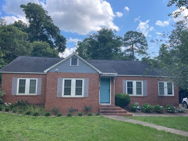 Building Photo - Beautiful 3 bedroom home with large backyard