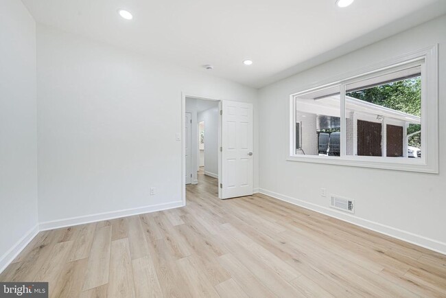 Building Photo - 866 Canal Dr