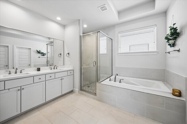 Building Photo - 2804 Grand Fountains Dr